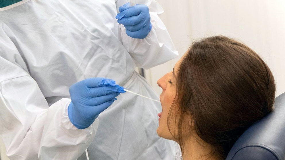 Un sanitario practica una prueba PCR a una mujer para conocer si está infectada de coronavirus. ARCHIVO / EUROPA PRESS