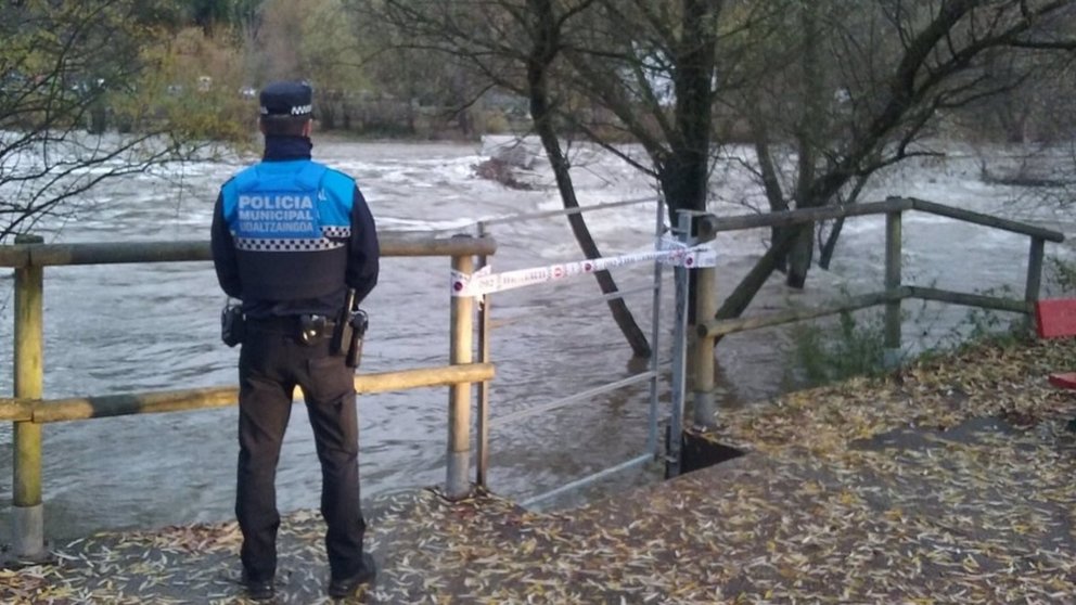 Un policía municpal vigilando la crecida del río Arga en Pamplona - POLICÍA MUNICIPAL DE PAMPLONA - Archivo