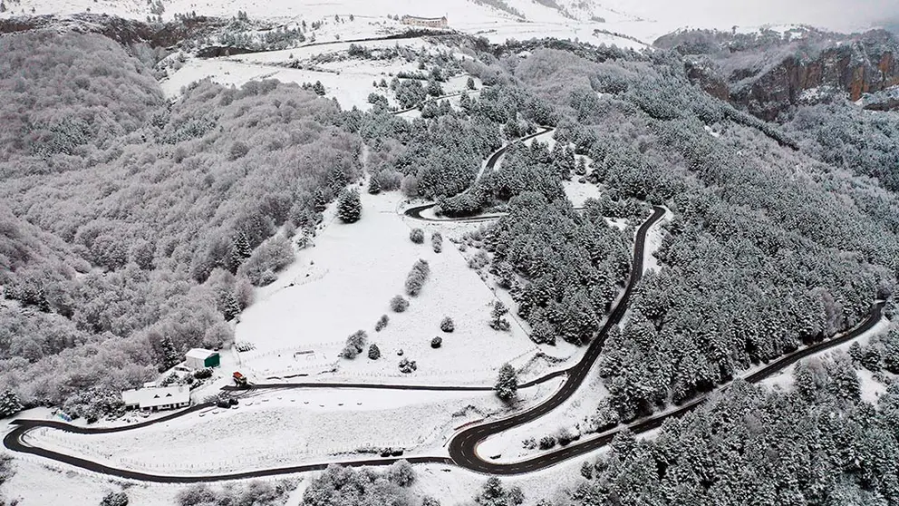 GRAFCAV1445. BELAGOA, 04/12/2020.- Imagen tomada desde un dron del puerto de Belagoa que ha acumulado cerca de los 15 cm de espesor de nieve tras la nevada que durante toda la noche ha caído en la zona. Las previsiones meteorológicas para los próximos días anuncian mas nieve pudiéndose alcanzar mas de 40 cm a lo largo de la semana.  EFE/ Jesús Diges
