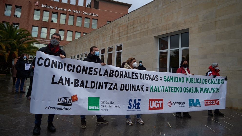 Concentración de los sindicatos LAB, Satse, SAE, UGT, Afapna, ELA y CCOO frente a la puerta del Centro de Consultas Príncipe de Viana. MIGUEL OSÉS