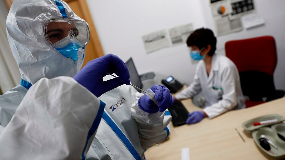 Un trabajador sanitario de un centro de salud de Madrid hace un test de coronavirus. EFE/ Mariscal/Archivo
