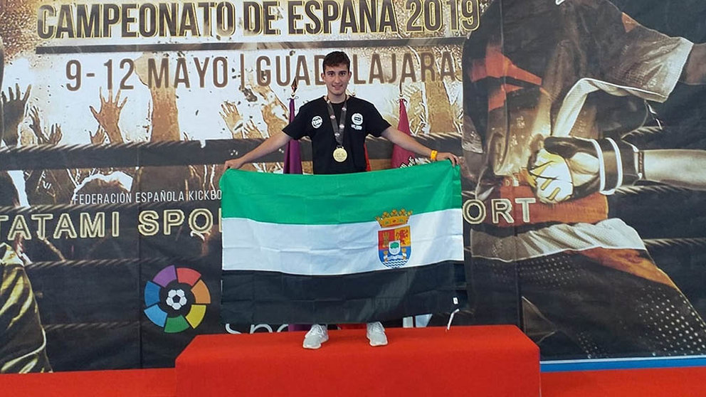 Julián Lozano, campeón de España de kick boxing. FEDERACIÓN EXTREMEÑA DE KICKBOXING Y MUAYTHAI