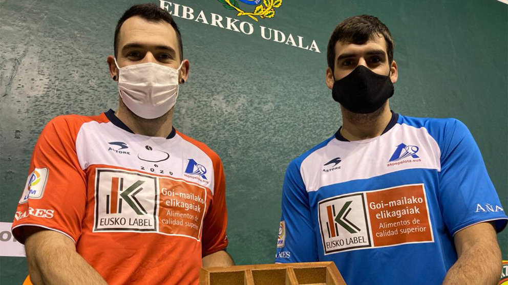 Los pelotaris Erik Jaka y Joseba Ezkurdia sostienen el cestaño en Eibar. @ASPEpelota.