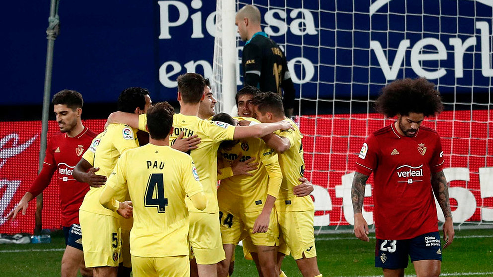 El jugador del Villarreal Gerard 3i), celebra el gol con sus compañeros contra el Osasuna, durante el partido de la décimocuarta jornada de la Liga Santander disputado en el Estadio de El Sadar.- EFE/Jesús Diges