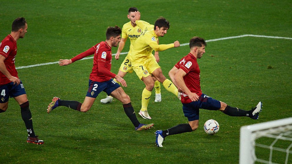 Partido entre Osasuna y Villarreal correspondiente a la jornada número 14 jugado en el estadio de El Sadar de Pamplona. MIGUEL OSÉS