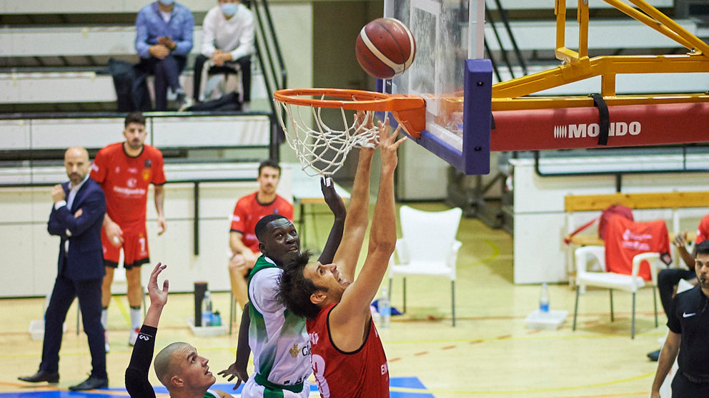 El Basket Navarra se enfrenta a La Roda Albacete en Pamplona. PABLO LASAOSA