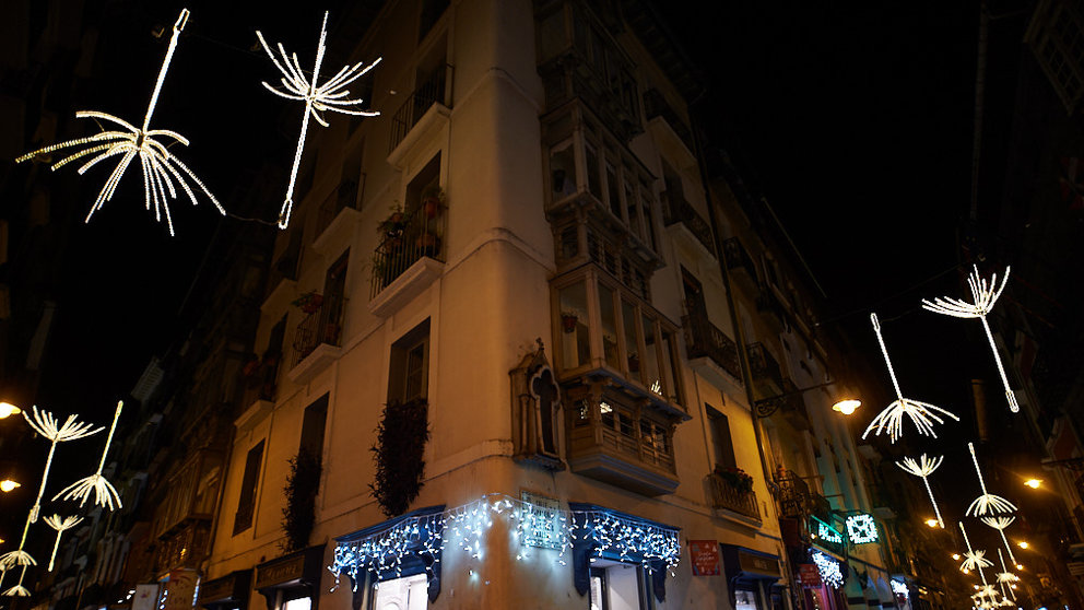 La figura de las luces de navidad que ha generado debate en Pamplona. MIGUEL OSÉS