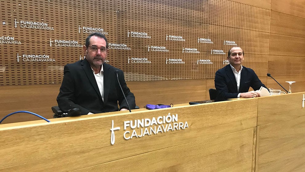 Javier Miranda (i), presidente de Fundación Caja Navarra, y Javier Fernández, director general. FUNDACIÓN CAJA NAVARRA