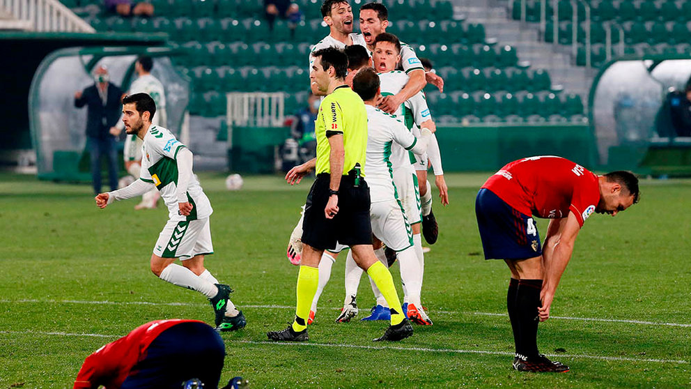 Los jugadores del Elche celebran el gol de Guido Carrillo ante Osasuna durante el partido de LaLiga celebrado este martes en el estadio Martínez Valero. EFE / Ramón