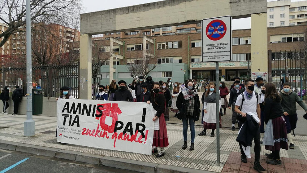 Jovenes piden la amnistía para terroristas asesinos de ETA a las puertas del instituto Iturrama de Pamplona. FOTO: twitter @iabertzaleak