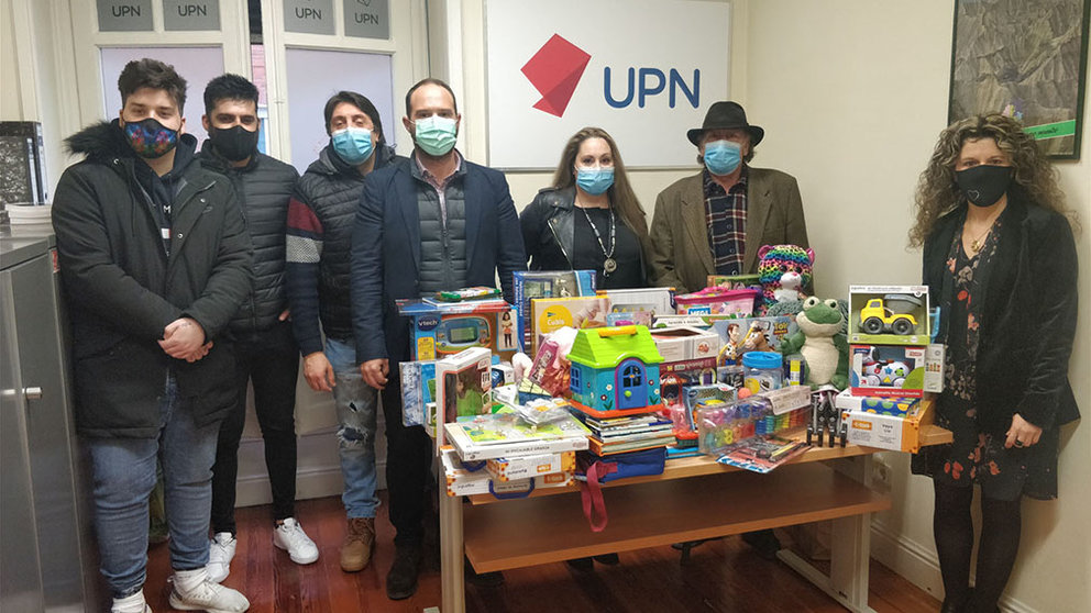 Entrega de varios juguetes solidarios a la asociación Gaz Kaló por parte del comité local de UPN en Pamplona. CEDIDA