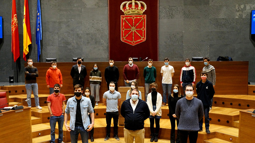 Alguno de los miembros del Parlamento Joven de Navarra durante su visita a la sede.