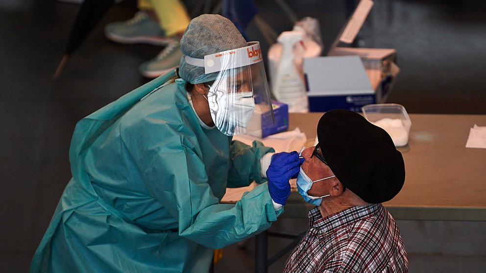 Una enfermera realiza una pruba PCR a un señor en Leiza, durante un cribado masivo, el 5 de septiembre. PABLO LASAOSA