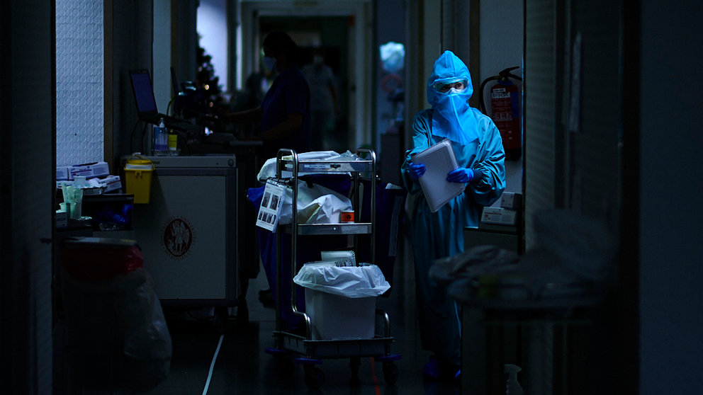 Una enfermera en la planta covid de la Clínica Universitaria, el pasado 16 de diciembre. PABLO LASAOSA