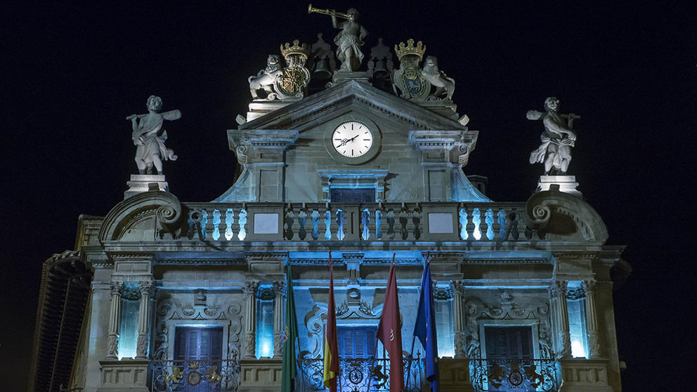 La fachada del Ayuntamiento de Pamplona iluminada de azul - AYUNTAMIENTO DE PAMPLONA - Archivo