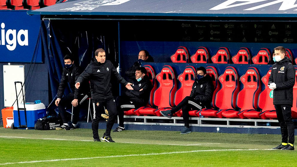 El entrenador de Osasuna, Jagoba Arrasate, durante el partido de la jornada decimosexta que Osasuna y Alavés juegan hoy en el estadio El Sadar de Pamplona. EFE/ Villar López