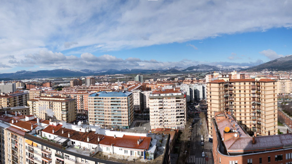 Pamplona se levanta cubierta de nieve en el segundo día del 2021. MIGUEL OSÉS