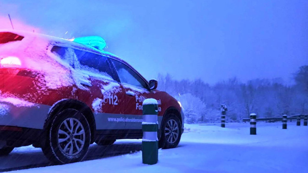 Agentes de la Policía Foral patrullan en A-15, a la altura de Pagozelai, ante posibles incidencias por la nieve. POLICÍA FORAL