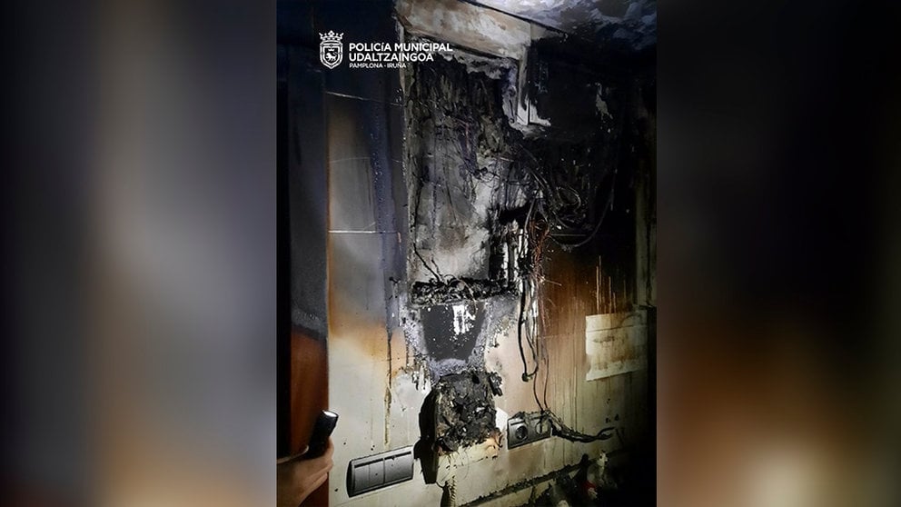 Imagen de la vivienda incendiada en Pamplona por un fallo en el cuadro eléctrico de la calefacción - POLICÍA MUNICIPAL DE PAMPLONA