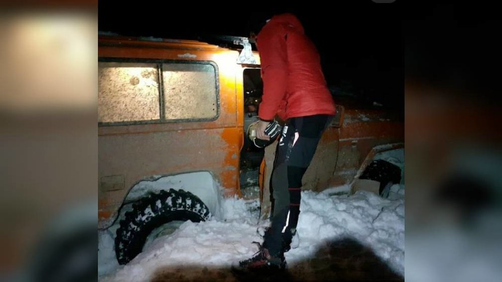 Bomberos rescatan a dos jóvenes atrapados por la nieve en la Sierra de Lóquiz. TWITTER