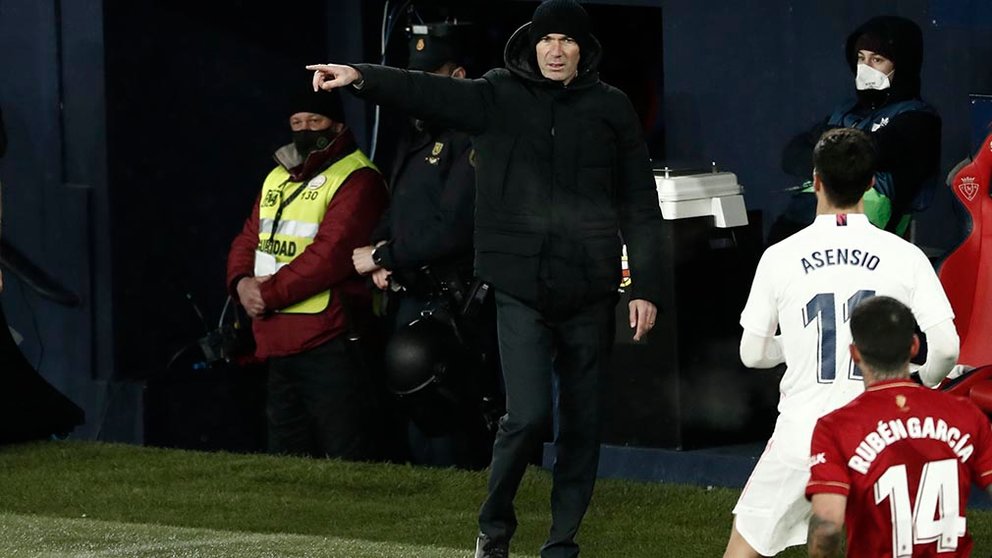 El entrenador del Real Madrid, Zinedine Zidane, durante el partido de Liga en Primera División ante Osasuna que disputan esta noche en el estadio de El Sadar, en Pamplona. EFE/Jesús Diges