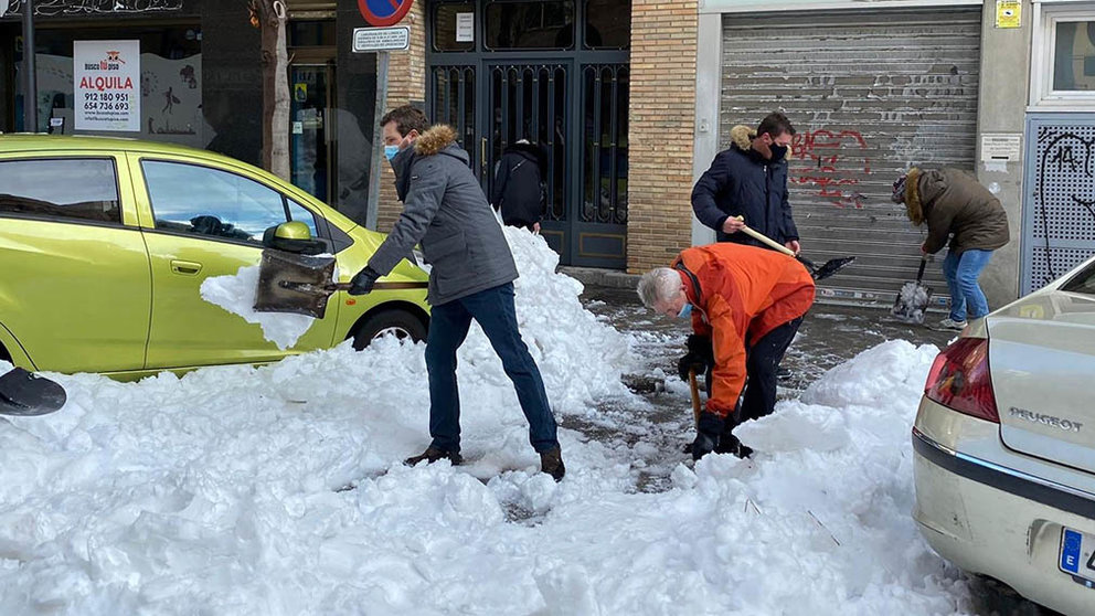 Pablo Casado ayuda a retirar nieve de la puerta de varios centros de salud en Madrid.