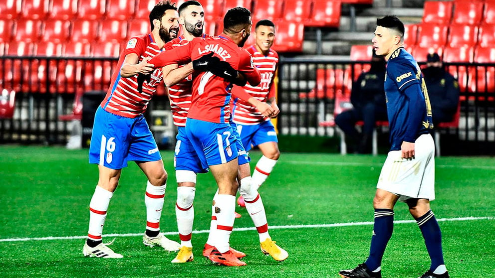 Los jugadores del Granada celebran su primer gol ante Osasuna, obra del colombiano Luis Suárez (3i) durante el partido de LaLiga este martes en el estadio Nuevo Los Cármenes de Granada. EFE/ Miguel Angel Molina