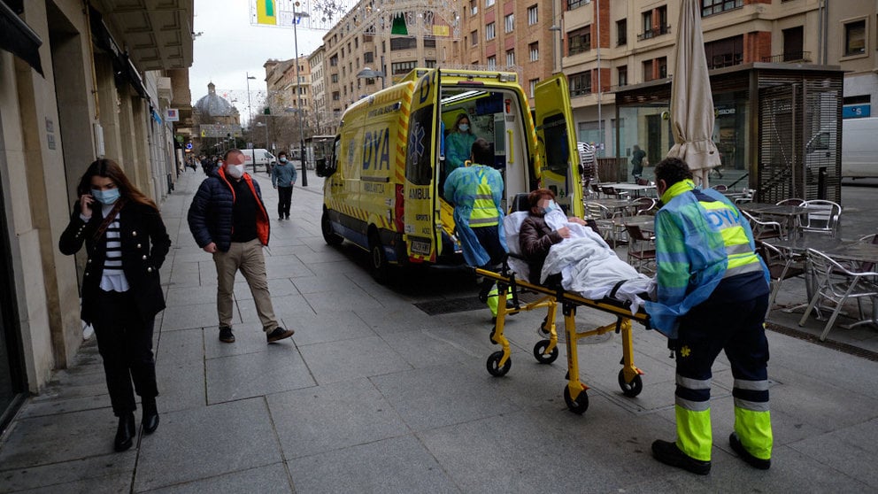 Unos sanitarios trasladan en ambulancia a una paciente en pleno Carlos III durante la tercera ola del coronavirus en Navarra. MIGUEL OSÉS