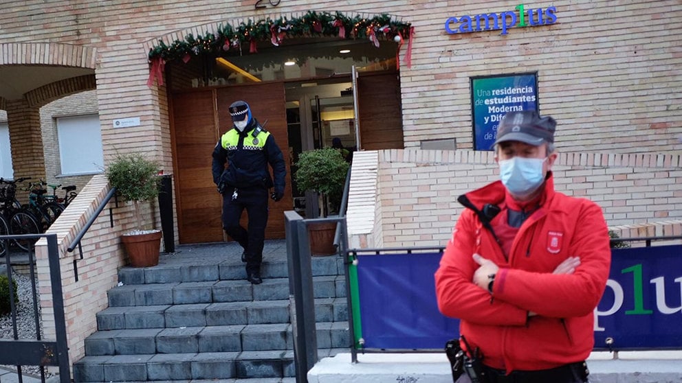 Dos agentes custodian la entrada y salida de la residencia Camplus, en el Ensanche de Pamplona, tras detectase un brote de 13 casos positivos entre sus estudiantes. PABLO LASAOSA
