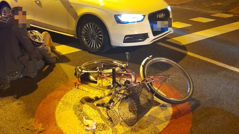 Accidente entre un turismo y una bicicleta en la que ha resultado herida grave una mujer en Mendillorri. POLICÍA MUNICIPAL