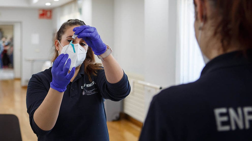 Los residentes de El Vergel en Pamplona reciben la segunda dosis de la vacuna de Pfizer contra la Covid. GOBIERNO DE NAVARRA