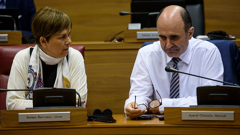 La presidenta del gobierno de Navarra, Uxue Barkos (GeroaBai) habla con el vicepresidente Manu Ayerdi (GeroaBai). MIGUEL OSÉS