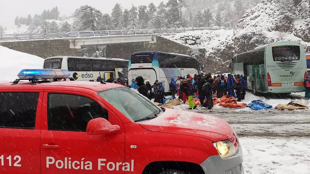 La Policía Foral regula el acceso al centro de esquí nórdico de Irati-Abodi. POLICÍA FORAL