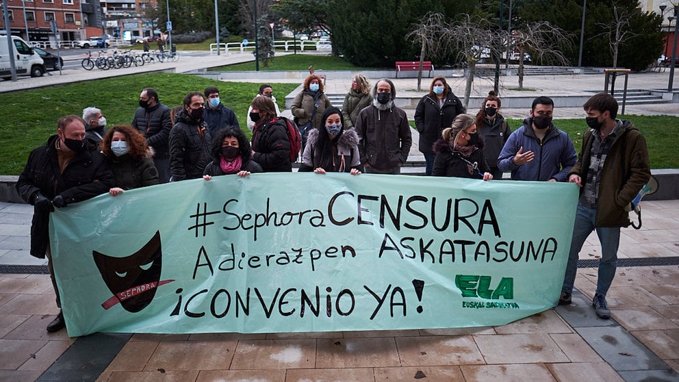 Concentración de las trabajadoras en huelga de Sephora "por las sanciones que está imponiendo la empresa". PABLO LASAOSA
