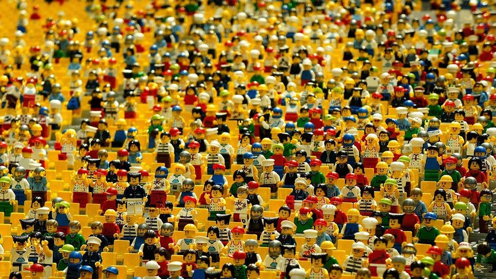 Una muchedumbre de figuras de Lego.