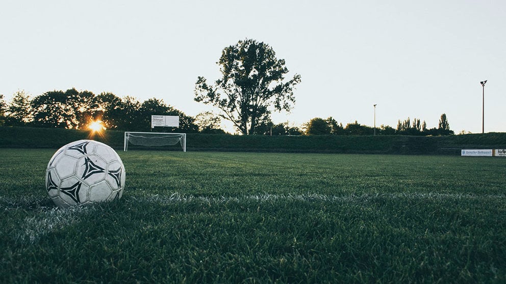 Un balón de fútbol sobre un campo de una localidad. ARCHIVO