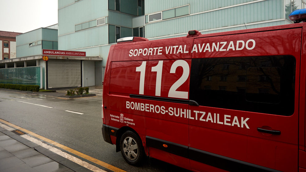 Una ambulancia del 112 junto a las Urgencias del Hospital de Navarra durante la tercera ola del coronavirus en la Comunidad Foral. MIGUEL OSÉS