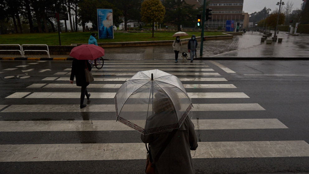 Gente con paraguas por las calles de Pamplona durante la tercera ola del coronavirus en Pamplona. MIGUEL OSÉS