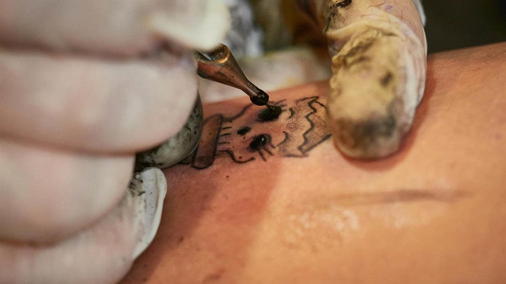 Una persona realiza un tatuaje. ARCHIVO