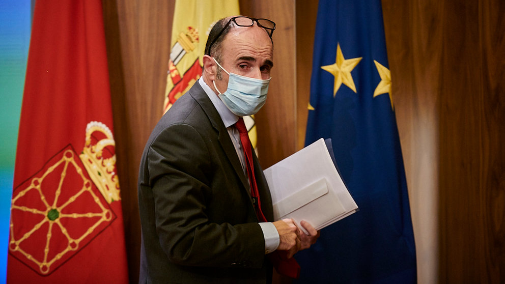 Manu Ayerdi, Consejero del Gobierno de Navarra, durante la rueda de prensa informando sobre su dimisión. PABLO LASAOSA