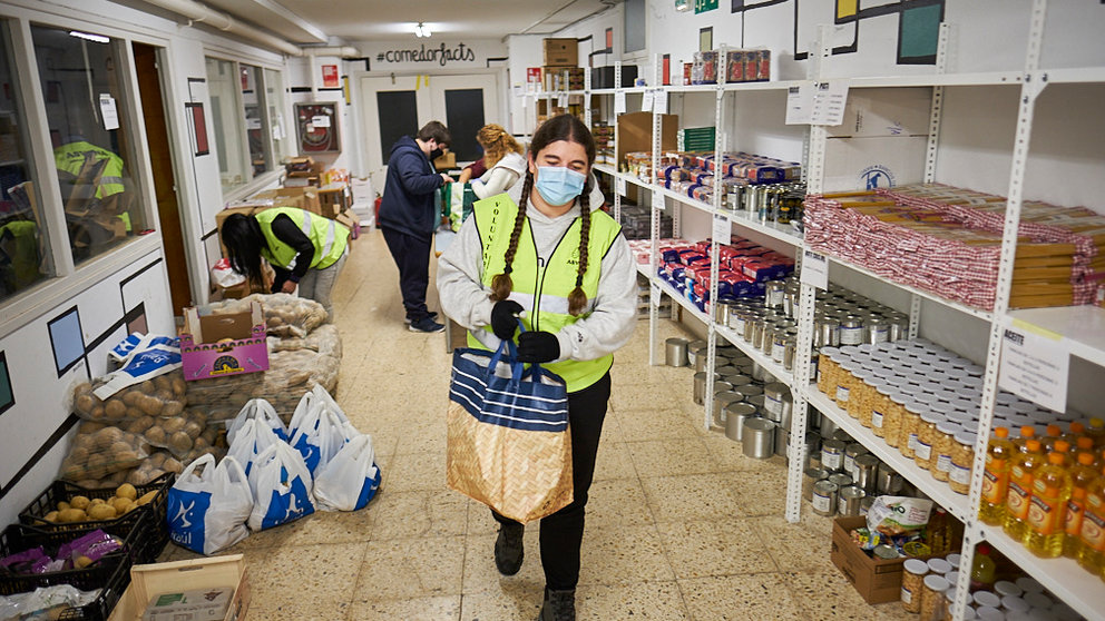 Voluntarios de ASVONA durante el reparto del Banco de Alimentos de Pamplona. PABLO LASAOSA