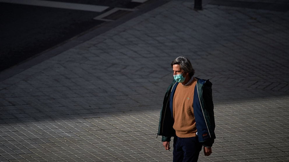Una persona con mascarilla camina por las calles de Pamplona durante la tercera ola del coronavirus en la Comunidad Foral. MIGUEL OSÉS