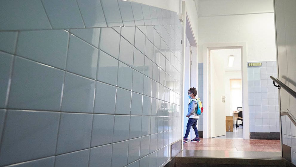 Un niño entra en clase el Colegio Público Víctor Pradera en el primer día de colegio del curso escolar 2020-2021. EP
