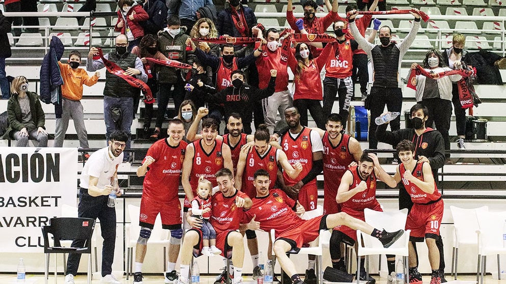 Los jugadores y aficionados de Basket Navarra celebran la victoria en Arrosadía. @BasketNavarra.