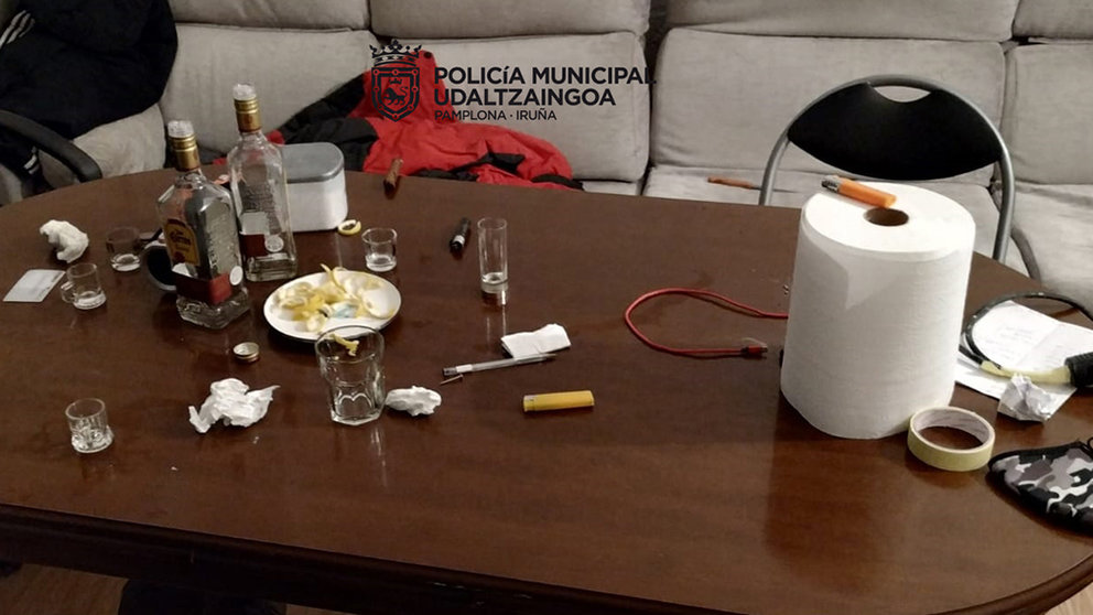 Mesa en una bajera denunciada por incumplir la normativa anticovid en Pamplona. POLICÍA MUNICIPAL DE PAMPLONA