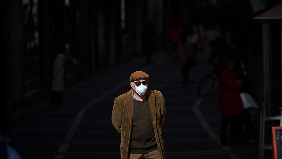 Un hombre con mascarilla por las calles de Pamplona durante la tercera ola del coronavirus en la Comunidad Foral. MIGUEL OSÉS