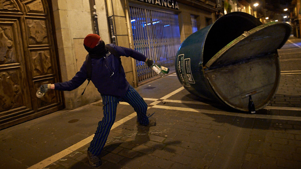 Manifestación y altercados por las calles de Pamplona durante la manifestación pidiendo la libertad del rapero Pablo Hasel. MIGUEL OSÉS