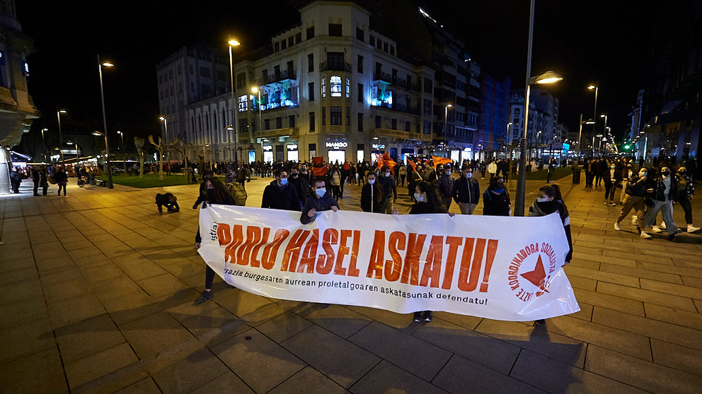 Grupos de personas se manifiestan y provocan disturbios en Pamplona por la detención del rapero Pablo Hasel. PABLO LASAOSA