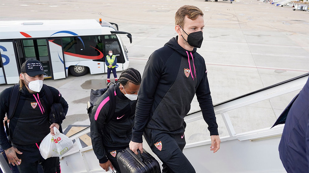 Los jugadores del Sevilla se suben al avión con destino Pamplona. @SevillaCF