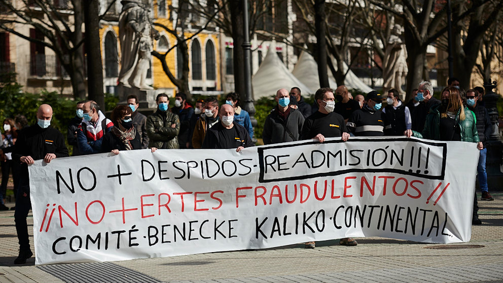 Concentración del comité de empresa de Benecke Kaliko, contra el despido de dos trabajadores y el uso "fraudulento" de ERTE. PABLO LASAOSA